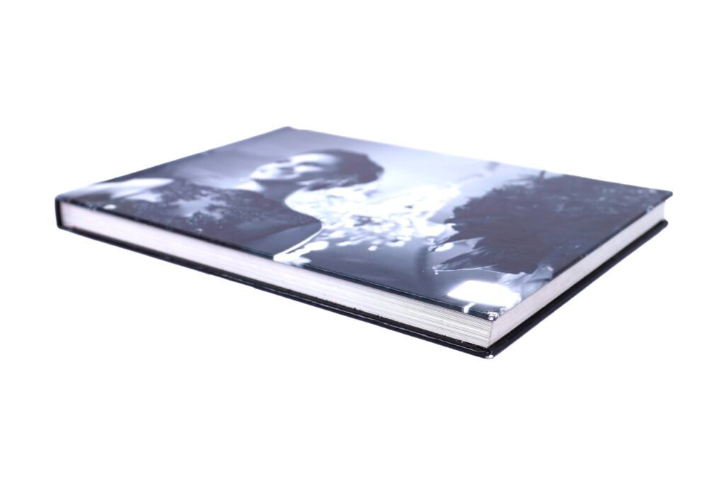 Álbum de formatura de capa dura visto de lado