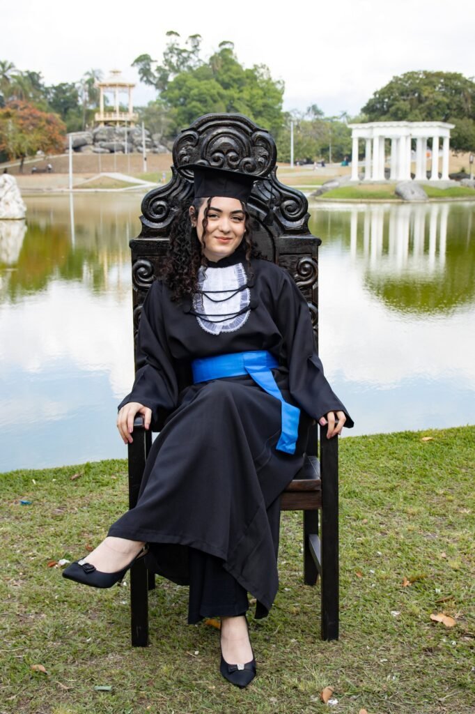 Formanda de Administração do Senac na Cadeira Colonial Luiz XV à beira do lago da Quinta da Boa Vista, com o coreto e o templo ao fundo