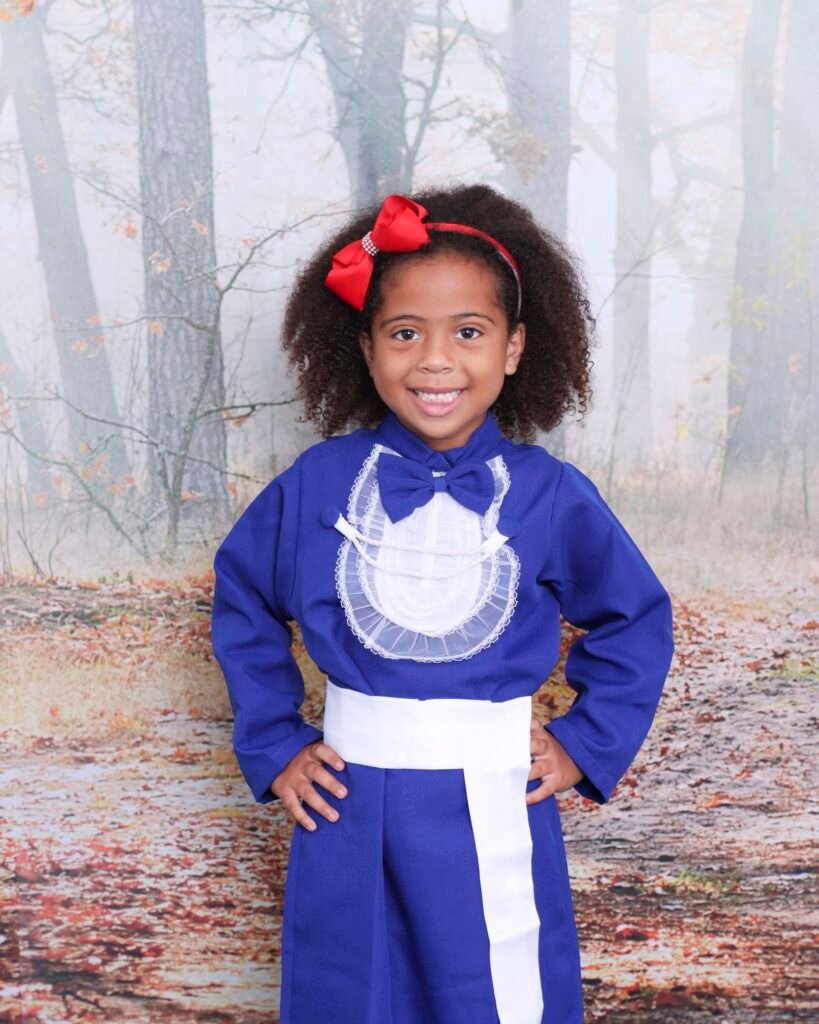 Menina de beca azul no cenário de floresta do estúdio