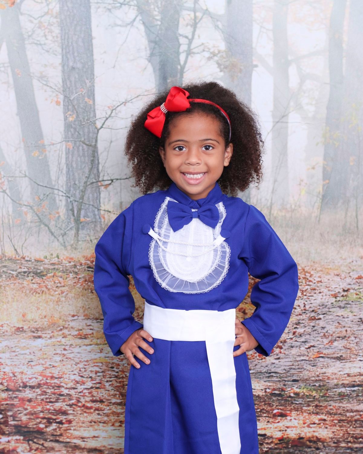 Menina de beca azul no cenário de floresta do estúdio