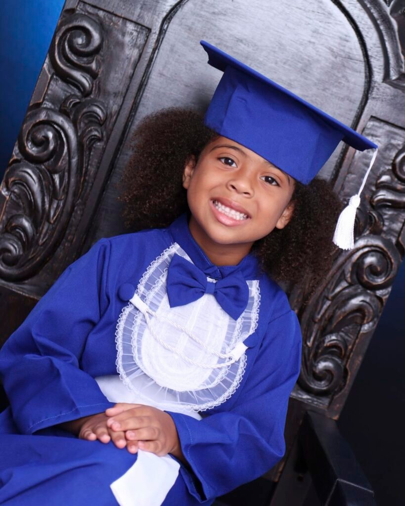 Menina sorrindo de capelo azul na Cadeira Colonial Luiz XV