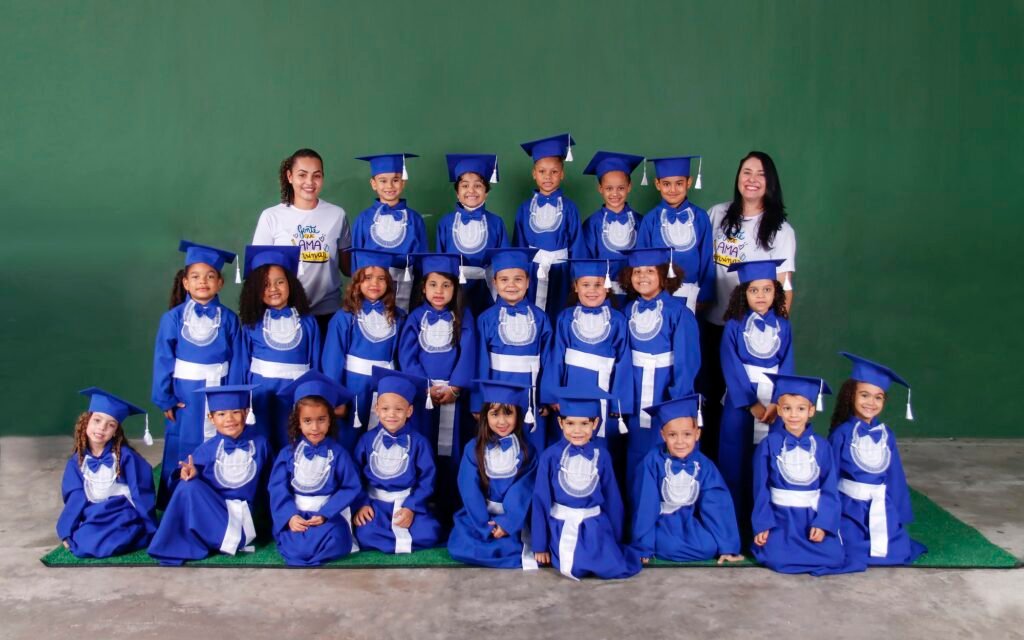 Turma de formatura infantil de beca azul com as professoras