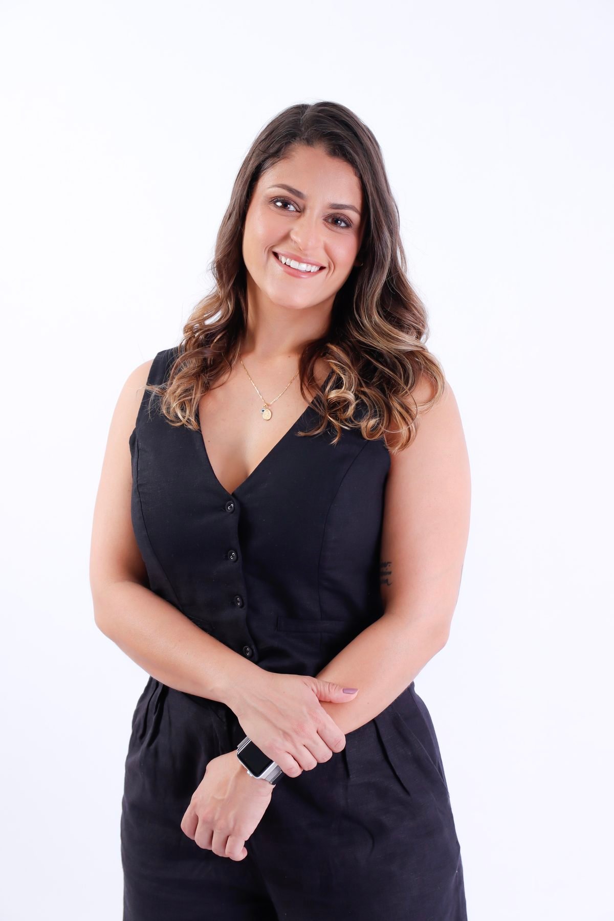 Personal trainer de colete preto em retrato profissional no fundo branco