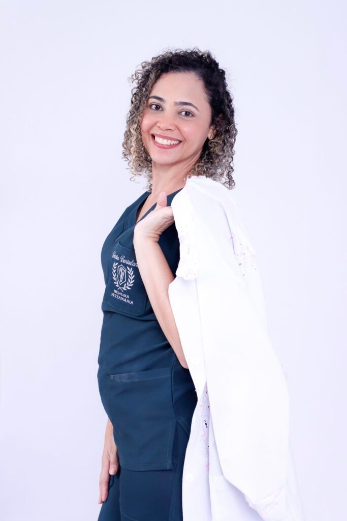 Veterinária sorrindo com o jaleco no ombro no fundo branco