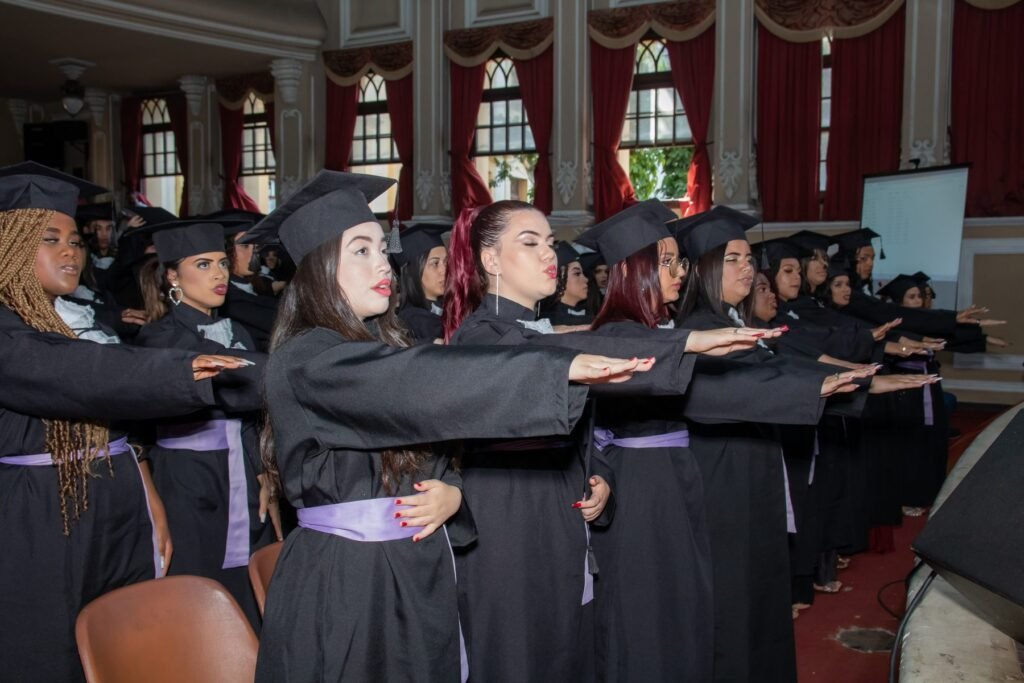 Formandos fazendo o juramento de formatura em teatro histórico