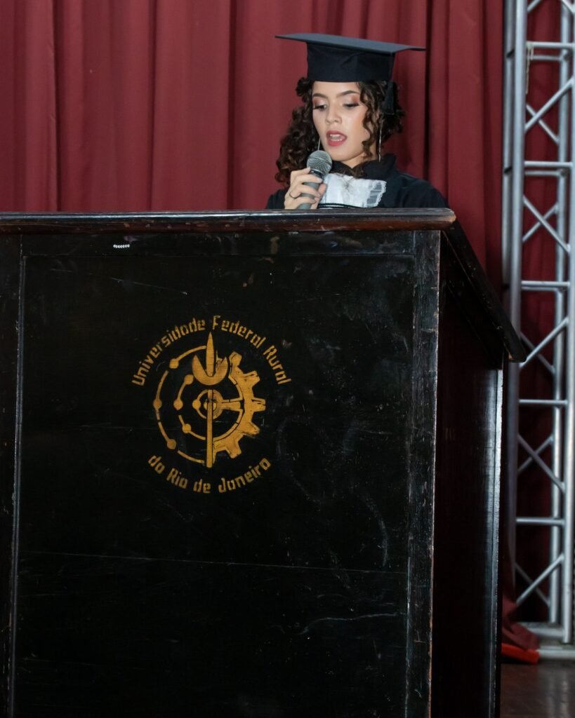 Oradora discursando no púlpito da UFRRJ na colação de grau